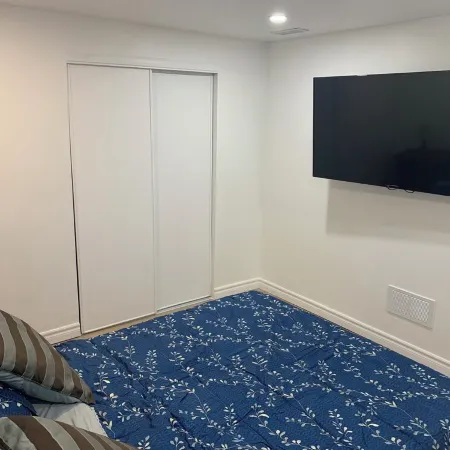 Cozy Suite-Close to Pickering Casino Resort, dog parks, and waterfront Trail