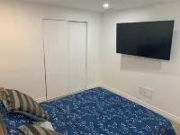 Cozy Suite-Close to Pickering Casino Resort, dog parks, and waterfront Trail 鄰近Ajax Downs Racetrack的酒店