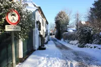 Dog-friendly vacation home near Pater Karel Chapel & off-leash dog area Hotels in Sittard-Geleen