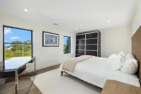 Stunning Farmhouse - Private Pool & Vintage Arcade - Close to Newport & Beaches