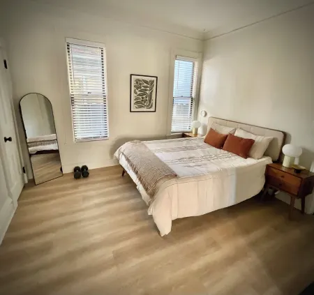 Modern Comfort in the Heart of Cherry Hill Отели рядом с достопримечательностью «DeVos Place»