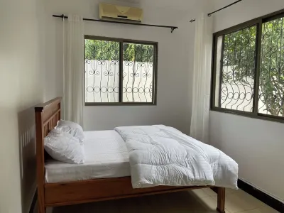 Stand alone mansion near the beach in the peninsula 음부다야 섬 주변 호텔