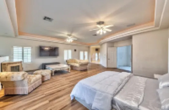 15,000 sqft Mansion 5 min from strip! 1.5 acre compound. Hotel a 