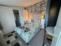 5 minutes from the Royal Abbey! 1-bedroom apartment in the countryside. Hotels in Celles-sur-Belle