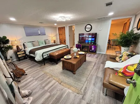 Chic 1-bedroom apartment with WiFi, AC in welcoming Ashburn Отели в г. Тернер