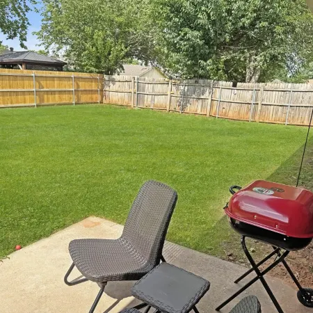 3-bdr house in beautiful Mustang with HighSpeed WiFi,   New furniture throughout