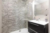 Air-conditioned 39m2 studio close to stores, beach and train station. 10 mn walk to all