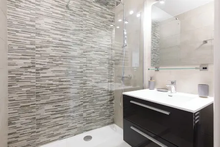 Air-conditioned 39m2 studio close to stores, beach and train station. 10 mn walk to all