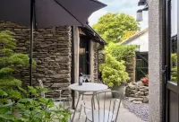 The Courtyard - With private Hot Tub 베아트릭스 포터 월드 주변 호텔