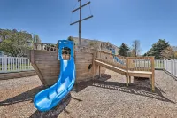 Bright Manistee Condo w/ Beach + Pool Access! - مطابخ