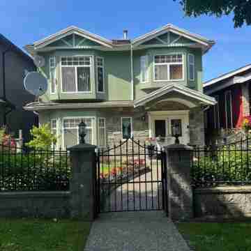 Friendly Home, where your family will be close to everything during your stay. Hotel Exterior