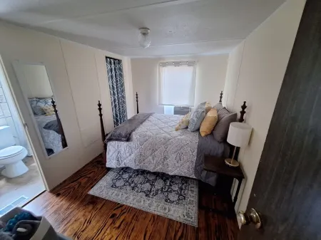 The Cozy Main Suite 2-bedroom mobile home in welcoming Hinesville with WiFi, Ac