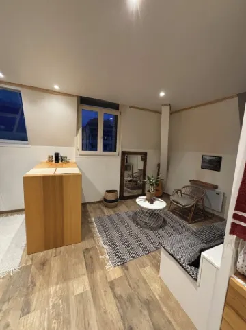 Charming little studio with lake and mountain views from the bed. Отели рядом с достопримечательностью «Eglise de l'Assomption»