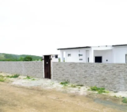 3-bedroom house in charming Ayangue with WiFi with many other amenities. Hotels in 