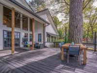 Spacious 5-bedroom house with AC, WiFi in charming Gladewater Hotels in Gladewater
