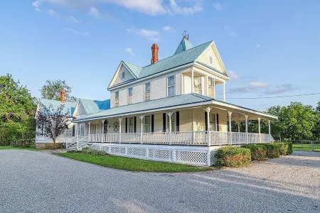 Spacious 4-Bedroom Historical Home w/modern comforts in Old Town McAlester, OK. Отели в г. Макалестер