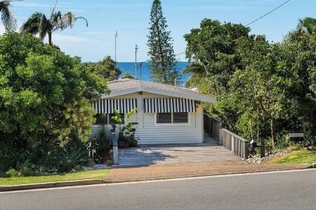 A Ray of Sunshine Beach Shack Отели рядом с достопримечательностью «Sunshine Beach»