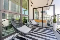 Stunning in Hollywood ,free parking , gym hot jacuzzi ,Rooftop