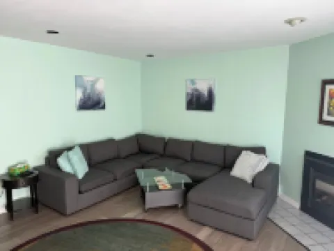 Relax in Style, Peaceful Patio, King Bed, Close to Everything Hotels in Town of Ithaca