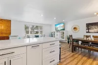 The Benson - Cozy Modern 4bd by Airport & DT