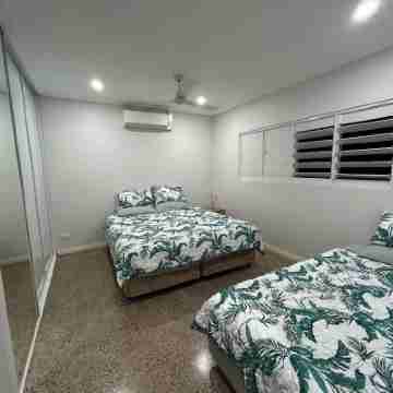 1BR (sleeps 3) - private, modern granny flat with large shaded pool Rooms