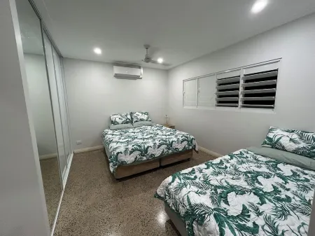 1BR (sleeps 3) - private, modern granny flat with large shaded pool Отели в г. Parap