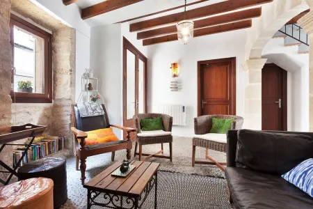 Designer Townhouse, Heated pool, close to main plaza, WiFi, 4 beds sleeps 7