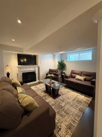 Spacious Entire Lower Level Suite Отели рядом с достопримечательностью «Woodbridge Square»