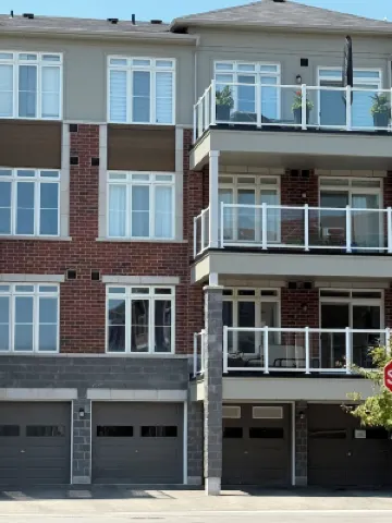 Elegant 2-bedroom townhome in Pickering with AC Free Wifi and Parking included