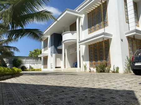 Modern villa close to Ashtamudi lake. 3 bedrooms Отели рядом с достопримечательностью «SAMBRANIKODI ISLAND TOURISM (സാംബ്രാണിക്കോടി ഐലൻഡ് ടൂറിസം)»