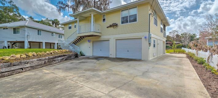 Withlacoochee River House w/ Dock + Kayaks! Отели в г. Леви
