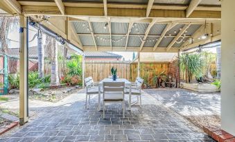 Stayau Family Retreat w/Pool Table in Cranbourne