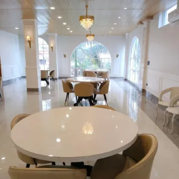 Hotel Y J Manor