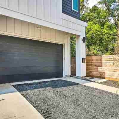 Modern Home w/ Yard: 2 Mi to Downtown Houston! Others
