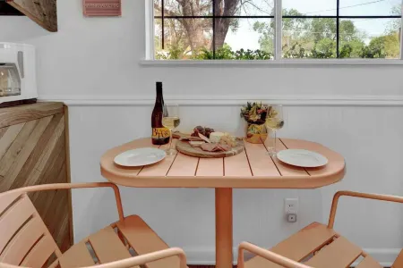 Willkommen to Pink Haus 1 Mile to Main Street!