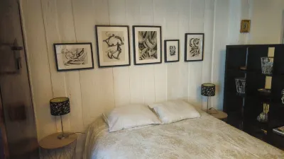 Separate master suite, 18th century residence โรงแรมใกล้E2se