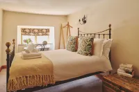 Coniston House - Eco Hot Tub Hotels in Longborough