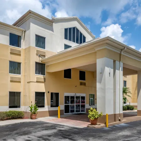 Comfort Inn & Suites DeLand - Near University