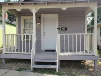 Stylish Retreat w/ Queen Bed • Fast WiFi • Free Parking