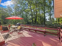 Dog Friendly with Fully Fenced Half Acre Yard, Prime Location, and in-Law Suite! Hotels in Springfield