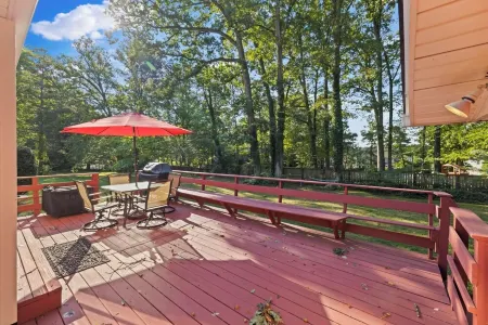 Dog Friendly with Fully Fenced Half Acre Yard, Prime Location, and in-Law Suite! Отели рядом с достопримечательностью «Exxon»