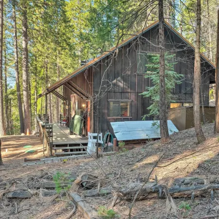 Walk Downtown: Arnold Cabin w/ Large Deck!