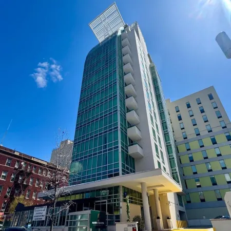 LIC Manhattan View Hotel Отели рядом с достопримечательностью «Станция метро Queens Plaza»