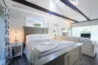 Bright & open private home, close to beach. Renovated clean and pet friendly!
