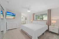 BEST LOCATION! NORTH END OF ANNA MARIA, FL STEPS TO BEACH & DINING - UPPER UNIT