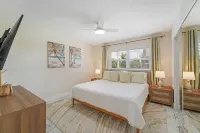 BEST LOCATION! NORTH END OF ANNA MARIA, FL STEPS TO BEACH & DINING -  LOWER UNIT