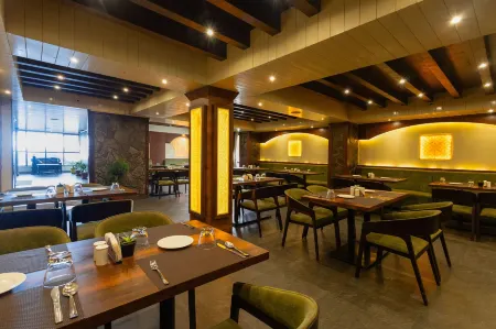 Sumitel Queens Yard Отели рядом с достопримечательностью «Darjeeling Himalayan Railway Toy Train»