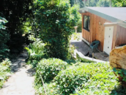 Modernly Furnished Bungalow with Fireplace, Surrounded by Greenery. Hotels in Friedrichroda