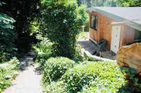 Modernly Furnished Bungalow with Fireplace, Surrounded by Greenery. Hotel a Friedrichroda