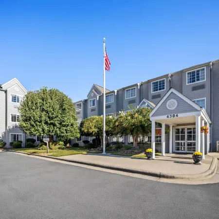 Microtel Inn & Suites by Wyndham Greensboro Отели рядом с достопримечательностью «Торговый центр Four Seasons»